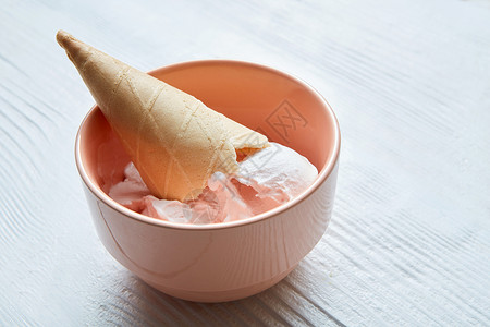 白色背景的冰淇淋勺华夫饼锥香草冰淇淋盘子里图片