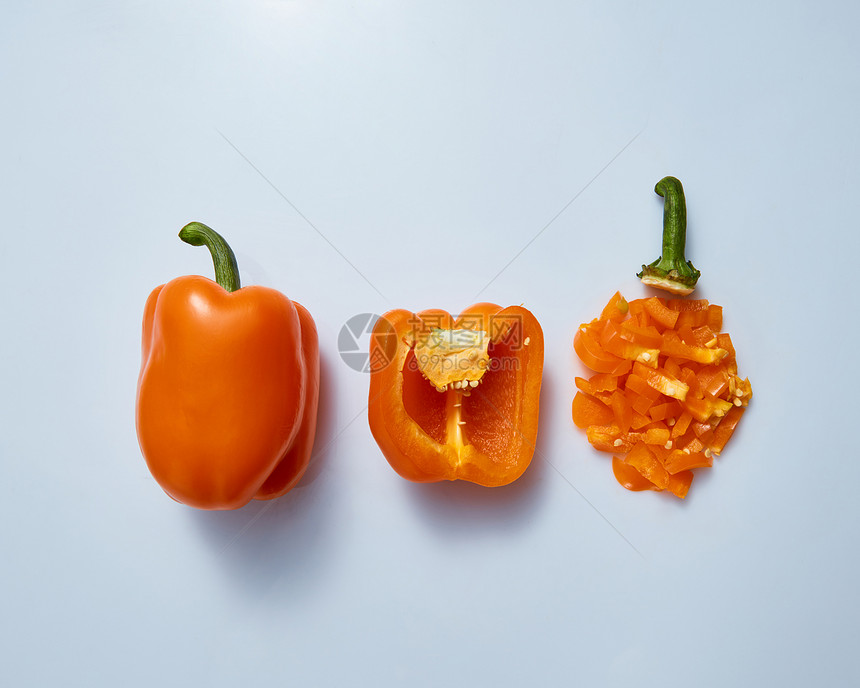 头顶拍摄的素食黄色甜椒,同的切片,用于烹饪,孤立灰色背景上机黄色辣椒片半分离灰色图片