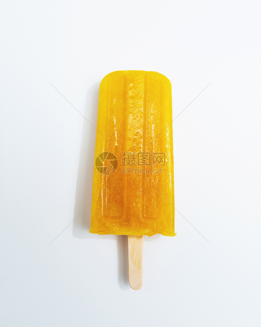 自制的橙色冰棍白色背景上,文字健康饮食甜点的的风景冰棍橙色水果冰淇淋呈现白色背景与图片