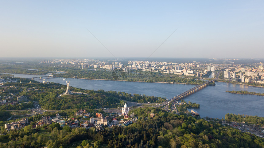 基辅市的全景佩切斯基区植物园迪内珀河帕顿桥地铁桥的部分纪念碑祖国寺庙的平爱结无人机的照片鸟瞰图片