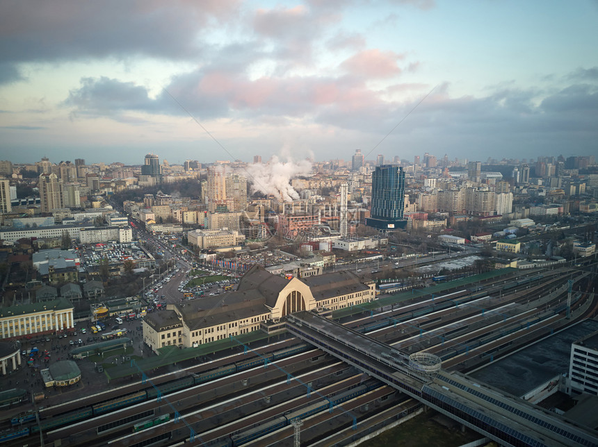 基辅,乌克兰20181月11日基辅市的鸟瞰,车站铁轨的景色,蓝天灰色的云基辅市的鸟瞰图图片