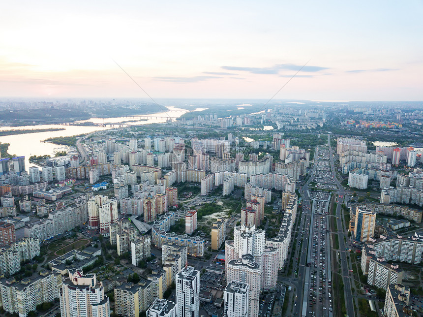 无人机鸟瞰波兹尼亚克区的空中全景摄影,右岸的Dnieper右岸岸的桥梁基辅市的现代建筑鸟瞰,无人机基辅乌克兰图片