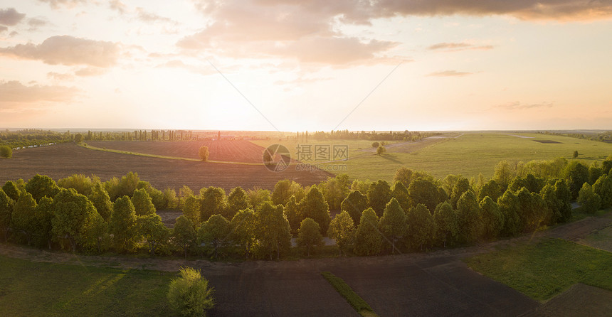 无人机的全景,空中摄影的景观与农业领域准备播种多云的天空背景下,日落的绿色黑色无人机的空中视图,鸟瞰抽象的几何形式的图片