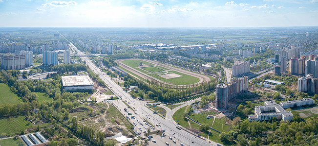 无人机乌克兰基辅的赛马场现代建筑的基础设施的空中摄影,晴朗的阴天的夏天拍摄无人机的全景鸟瞰,鸟瞰乌克兰中部的河马场基背景图片
