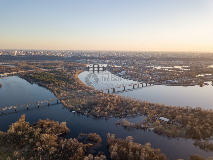 基辅右岸全景与北部彼得罗铁路桥的日期基辅工业部分,乌克兰基辅右岸全景迪涅珀与桥梁基辅工业区的数据图片