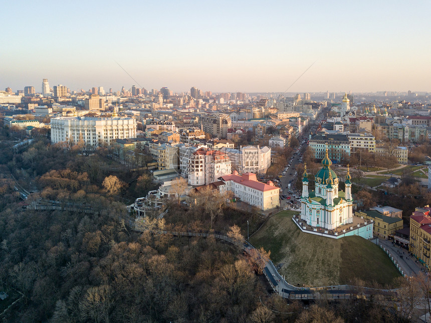 乌克兰基辅安德鲁教堂波多尔区的空中俯视无人机照片乌克兰基辅市波多尔美丽的巴洛克式安德鲁教堂全景图片