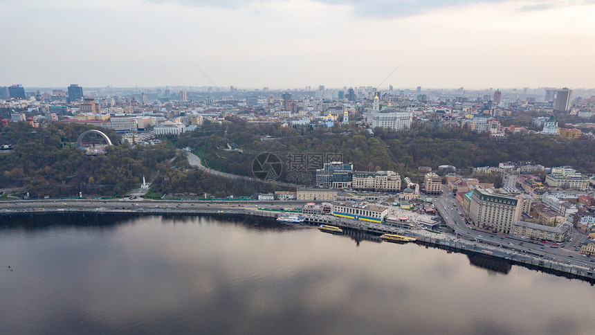 空中全景无人机中央历史部分的城市Kiyv,波多尔区与邮政广场,酒店,教堂,河港日落多云天空聂伯河的反射全景鸟瞰图片