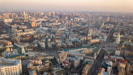 迈克尔法斯宾德索非耶夫斯卡娅塔广场,迈克尔大教堂,市中心,弗拉迪米尔斯基普罗耶兹德奥林匹克体育场乌克兰基辅的远处无人机的照片基背景