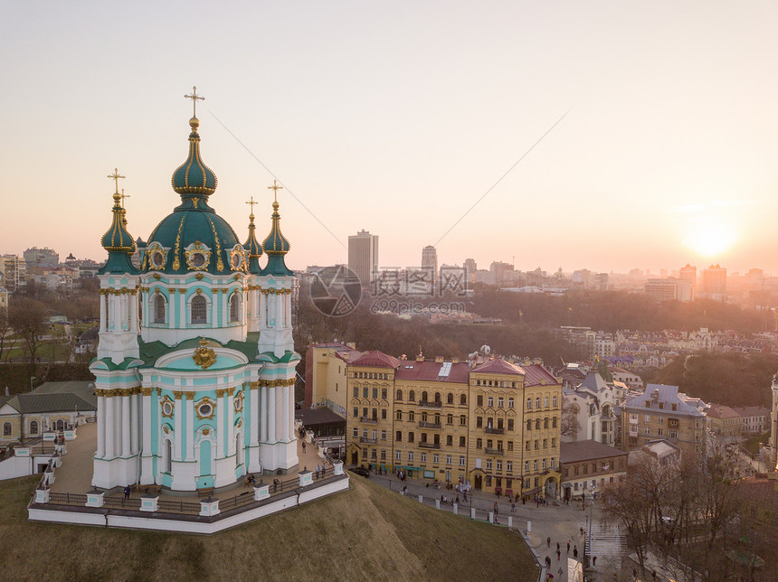 安德鲁教堂安德烈夫斯卡街的空中顶景,波多勒区城市基辅的城市景观无人机照片查看安德鲁教堂历史波多尔部分城市基辅,乌图片