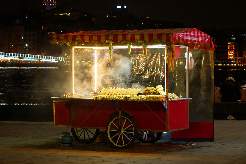 传统的土耳其百吉饼模拟手推车与街头食物晚上土耳其伊斯坦布尔土耳其百吉饼食品车上销售图片