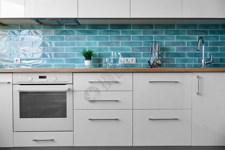 现代白色厨房背景为蓝色瓷砖,室内干净现代白色厨房的背景图片
