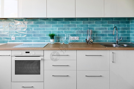 白色厨房现代风格与厨房配件的背景蓝色瓷砖新的现代厨房内部图片