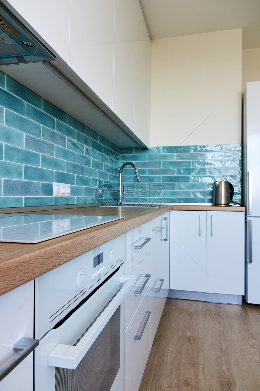 高光泽,白色厨房,蓝色瓷砖,棕色顶部,现代滚刀烤箱白色光泽厨房与现代电器图片