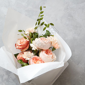 婚礼花桃花玫瑰混凝土背景上美丽的桃玫瑰图片