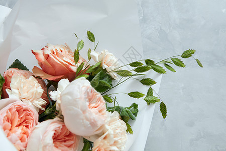 礼物礼物赠送的玫瑰花的特写玫瑰花代表白色背景女士日白色背景的玫瑰图片
