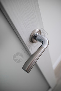 钢制现代门把手房间里的扇白色木门上家具配件打开的白色门的门把手的视图图片
