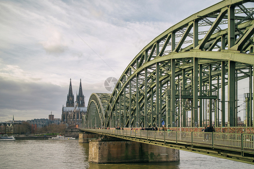德国莱茵河上科隆大教堂霍恩佐伦桥的景色莱茵河上的科隆大教堂霍恩佐伦桥上观看,图片