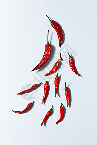 干热红辣椒同大小的白色背景,平躺干红辣椒白色背景上,顶部视图图片