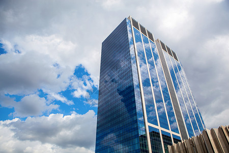 反射蓝天云彩的现代建筑反射蓝天的现代建筑背景图片