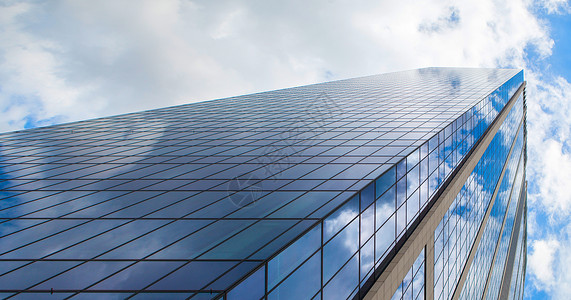 现代璃办公楼映衬着蔚蓝的多云的天空现代建筑企业商业建筑图片