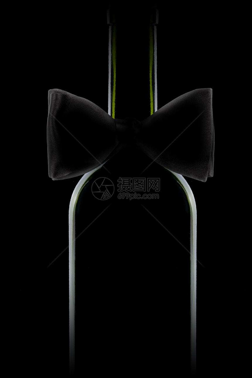 个优雅的酒瓶的轮廓,用黑色背景上的蝴蝶结装饰,孤立无援酒瓶轮廓孤立黑色背景上图片
