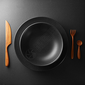 黑色桌子上的盘子餐具食物黑色桌子上的盘子餐具图片