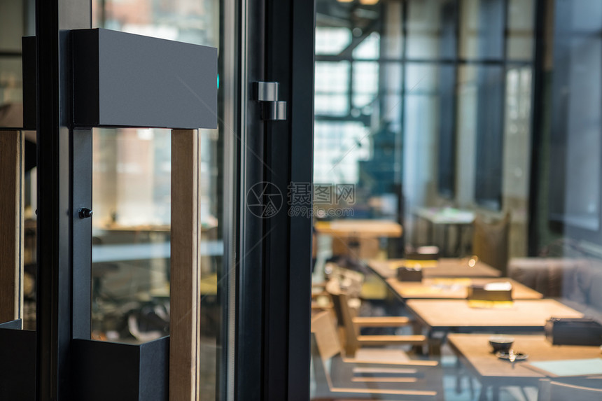 咖啡厅前门模糊的棕色室内现代风格餐厅咖啡厅门开餐厅餐厅门把手,璃门上拉牌图片