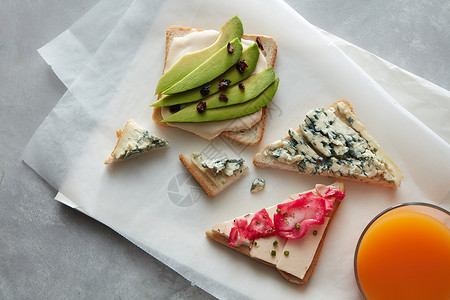 放鳄梨奶酪的法国烤包片美味的早餐加果汁三明治新鲜三明治加奶酪图片