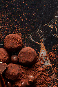 巧克力松露与可可粉黑暗的大理石背景巧克力松露与可可图片