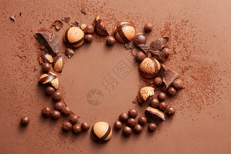 棕色背景上的圆形巧克力框架,文字美味的巧克力糖果高清图片