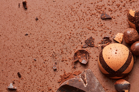 巧克力糖果棕色背景的角落里美味的巧克力糖果图片