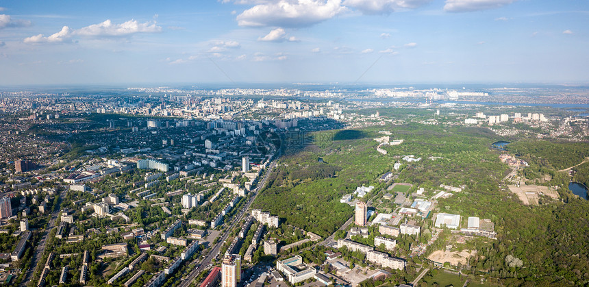全景的建筑物,道路绿色的山与森林,地平线的蓝天与云霍洛西地区的基辅,乌克兰无人机上的照片基辅戈洛塞区的鸟图片