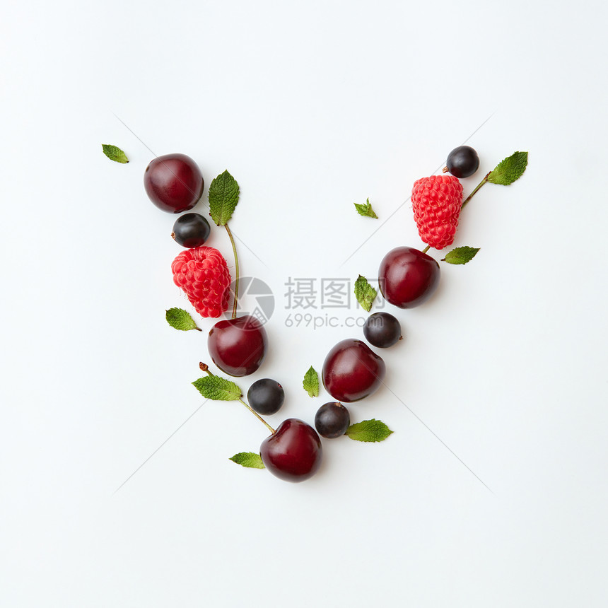 字母v英文字母以自然机浆果的形式出现成熟的新鲜树莓黑色醋栗樱桃绿色薄荷叶白色背景上分离顶部视图浆果机模式的字图片