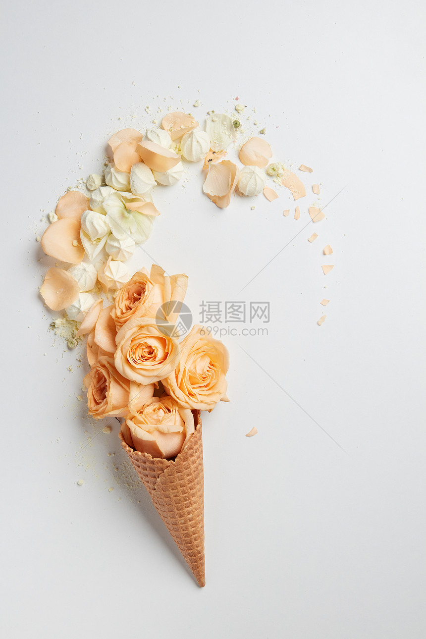 华夫饼锥与白色背景上的花成,平躺带花的华夫饼锥图片