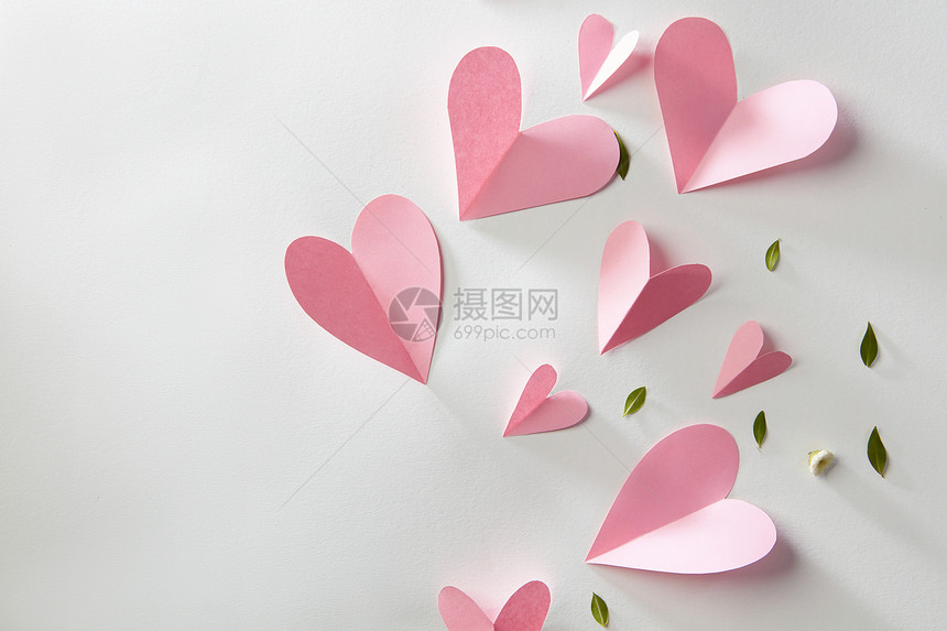 折纸心形白色背景上,文字的情人节礼品卡图片