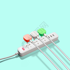 三个电气插头连接绿色背景上的电源条延长条三个电插头连接电源条上图片