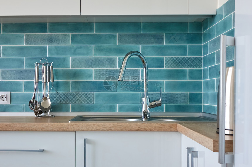 厨房现代白色家具的墙壁背景与蓝色瓷砖现代白色厨房家具图片