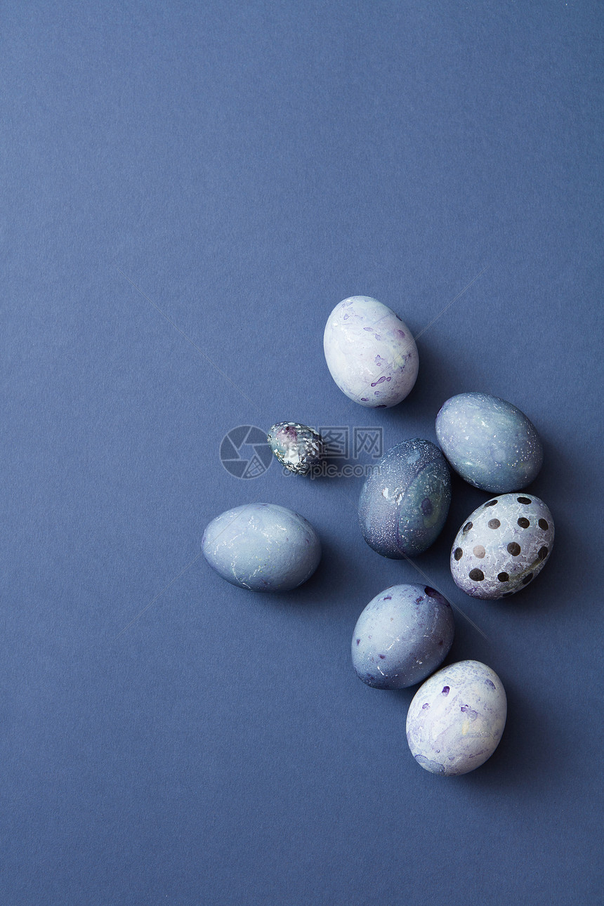 蓝色背景上的手工复活节彩蛋彩绘复活节彩蛋图片