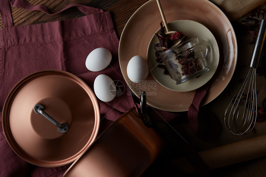 鸡蛋,花冠厨房铜器黑暗的背景下烹饪,平躺盘子里饭图片