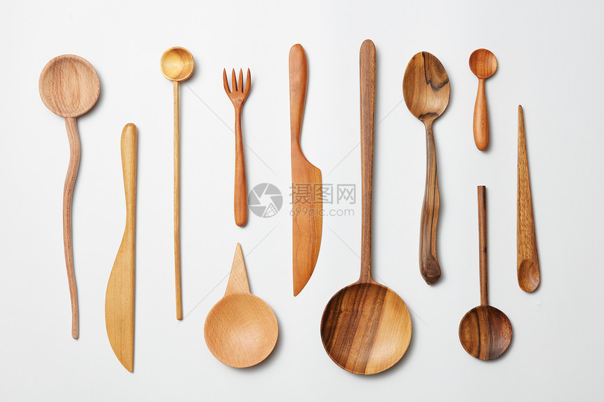 白色背景上的木勺子,刀,叉子木制勺子,叉子图片