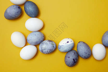 黄色背景上彩色鸡蛋的角框彩色鸡蛋的框架图片