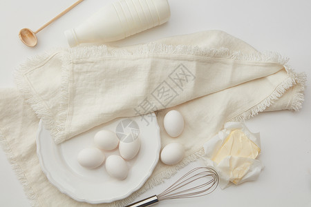 鸡蛋,粉黄油与餐巾白色背景上,平躺鸡蛋,粉黄油图片