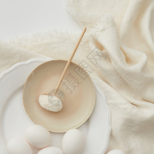 烘焙的基本成分,鸡蛋粉桌子上用餐巾纸,平躺粉加鸡蛋图片