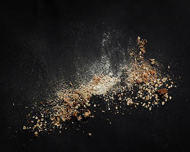 包屑与粉代表黑色背景厨房的顶部视图黑色桌子包屑粉经过烘焙烹饪新鲜包食品工业的背景上洒粉背景图片