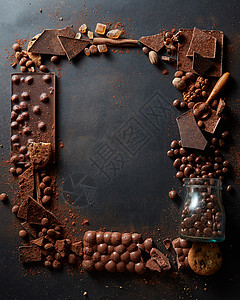 黑暗背景上同巧克力的框架帧巧克力图片