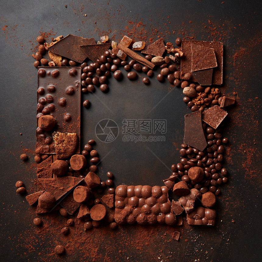 黑色背景上同巧克力可可粉的框架帧巧克力图片