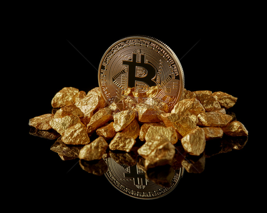 黄金比特币黄金块世界趋势,都孤立黑色背景反射表数字虚拟货币电子货币挖掘区块链交易所创新业务工作室拍摄的比特币图片