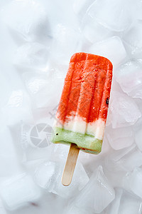 冷冻天然香草西瓜冰沙冰块上的棍子上冰棒的风景冰块上加香草冰沙自制冷健康甜点的风景背景图片