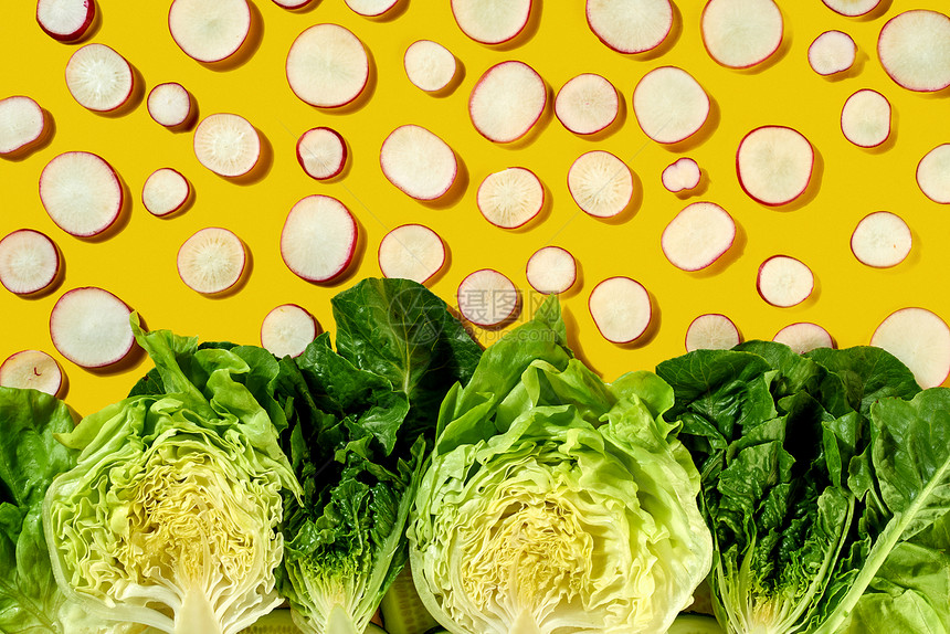 新鲜的天然食材烹饪天然素食健康食品图案萝卜片,生菜冰山,罗曼黄色背景的风景健康饮食的创造的机模式,陈图片