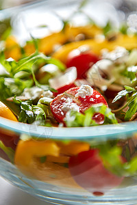 透明碗里蔬菜夏季维生素沙拉的阿鲁古拉,番茄,韭菜奶酪个璃碗观照片饮食健康食品刚准备好的奶酪蔬菜沙拉透明碗里的观照片背景